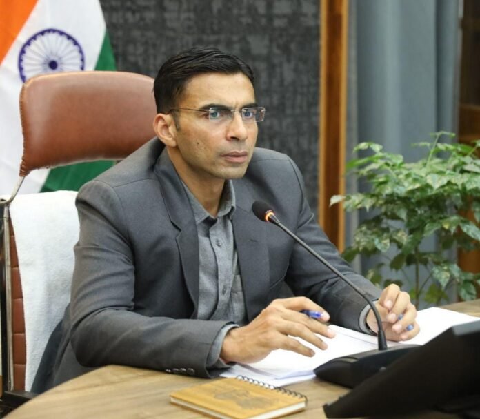 राजमार्गों पर सार्वजनिक स्थानों पर फैले कूड़े-कचरे पर जिलाधिकारी की सख्तीः सम्बन्धित अधिकारियों को बीएनएसएस धारा 152 (पूर्व धारा सीआरपीसी 133) के तहत आपराधिक नोटिस जारी