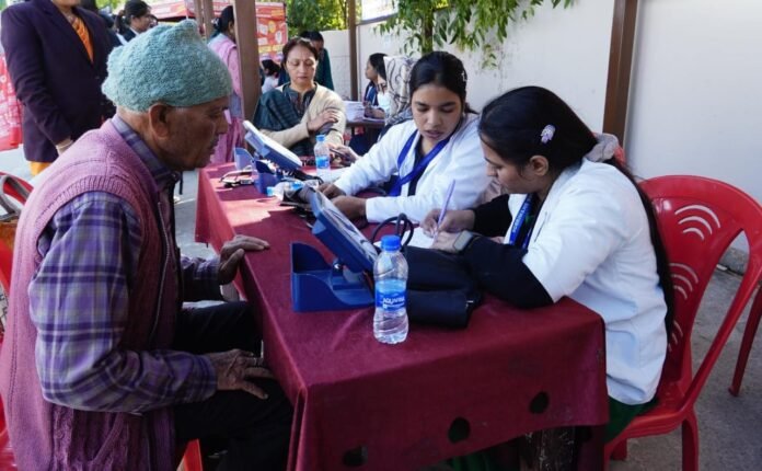 श्री महंत इन्दिरेश अस्पताल के निःशुल्कस्वास्थ्य शिविर का 1226 मरीजों ने उठाया लाभ