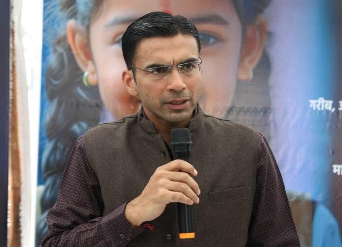 डीएम के निर्देश पर जिले के जनसेवा केंद्रों पर छापेमारी जारी; ऋषिकेश में जन सेवा केंद्र पर जिला प्रशासन ने लगाया ताला; किया सील