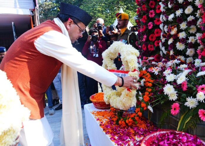 मुख्यमंत्री ने विजय दिवस पर शहीद स्मारक में पुष्पचक्र अर्पित कर वीर बलिदानियों को दी श्रद्धांजलि