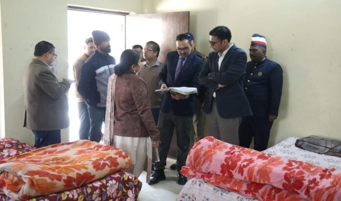 डीएम ने परखी रेनबसेरों की व्यवस्था; नगर निगम को दिए आवश्यक दिशा-निर्देश