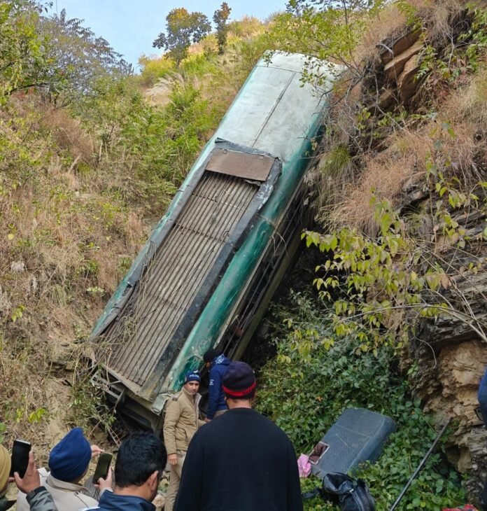 भिकियासैंण के पास यात्रियों से भरी बस खाई में गिरी, 7 लोगों की मौत, रेस्क्यू जारी