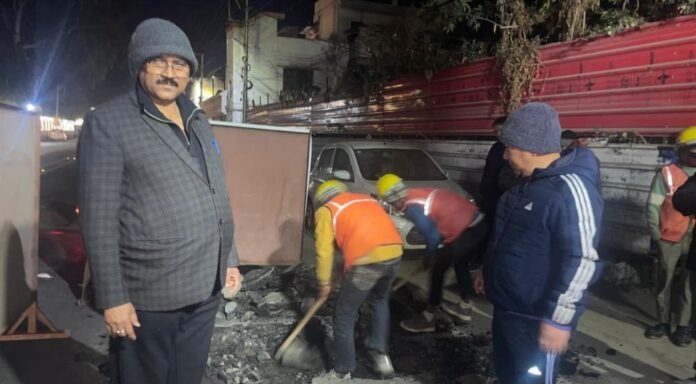 सीएम धामी के विजन को रफ्तार दे रहे एमडी पिटकुल पी.सी. ध्यानी; आधी रात प्रोजेक्ट का किया औचक निरीक्षण, लापरवाही पर कार्यदायी संस्था को लगाई कड़ी फटकार