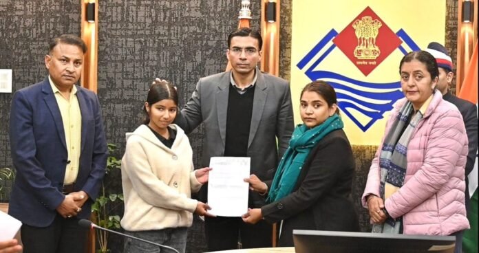 परिस्थितियों के थपेड़ों में भी शिक्षा की ‘स्पार्क’ जलाए रख रहीं होनहार बेटियों का भविष्य संवारने में जुटे डीएम सविन