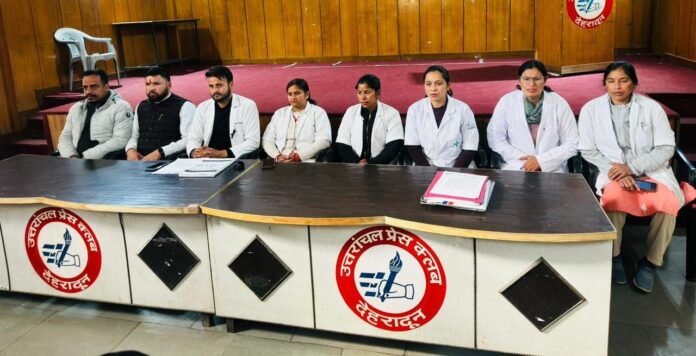 नर्सिंग बेरोजगारों ने किया सीएम आवास कूच का ऐलान, सामूहिक मुंडन