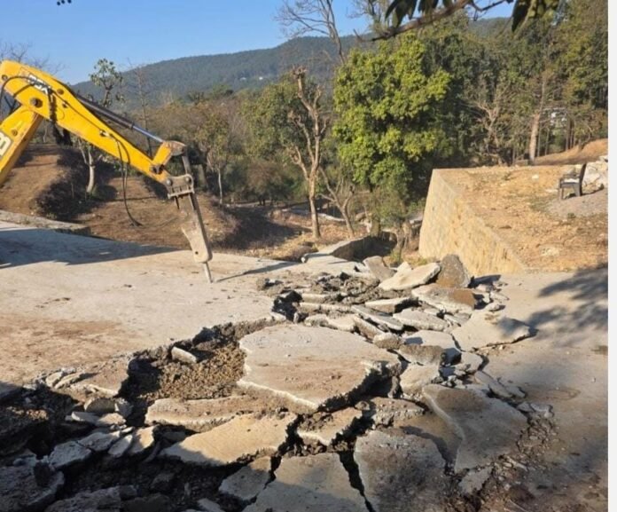 अवैध प्लांटिंग; सरकारी सम्पतियों में अतिक्रमण पर डीएम सख्त; ध्वस्तीकरण अभियान शुरू