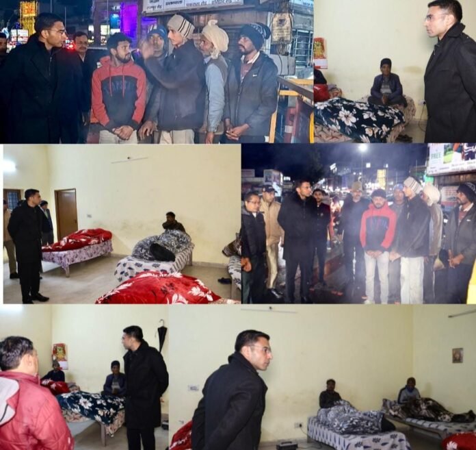 शीतलहरी रात्रि में अचानक शहर के चौक-चौराहों पर पंहुच डीएम ने देखी अलाव व्यवस्था, रेनबसेरों में रहने वालों का जाना हाल