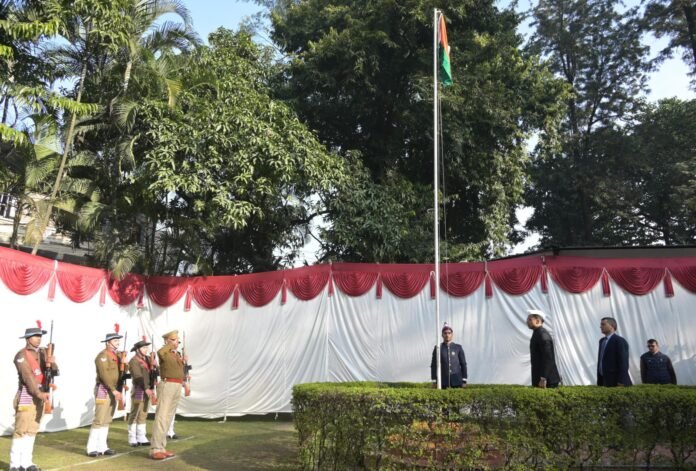 गणतंत्र दिवस पर जिलाधिकारी सविन बंसल ने कलेक्ट्रेट परिसर में किया ध्वजारोहण