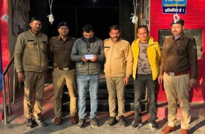 रायपुर क्षेत्र में हुई चेन स्नेचिंग की घटना का 24 घंटे के अंदर दून पुलिस ने किया खुलासा