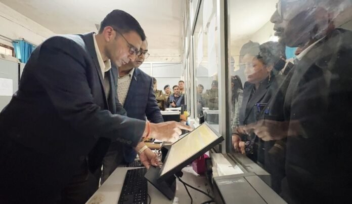 डीएम का औचक निरीक्षण, सब रजिस्ट्रार कार्यालय ऋषिकेश में गंभीर अनियमितताएं उजागर; कड़ा एक्शन तय