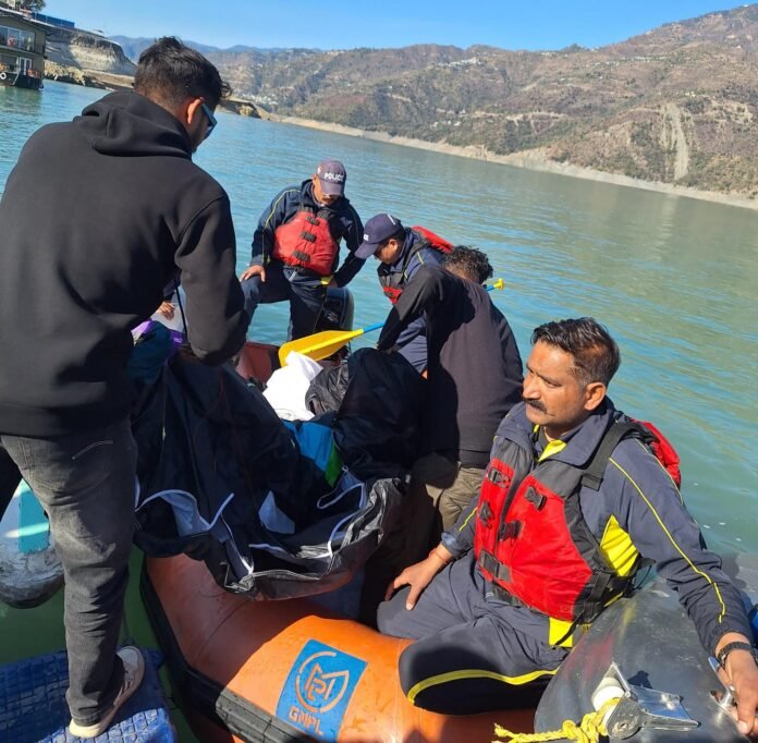 एक्रो फेस्टिवल एवं SIV चैंपियनशिप टिहरी 2026 के दौरान झील में गिरे दो पैराग्लाइडर पायलटों को SDRF ने किया सुरक्षित