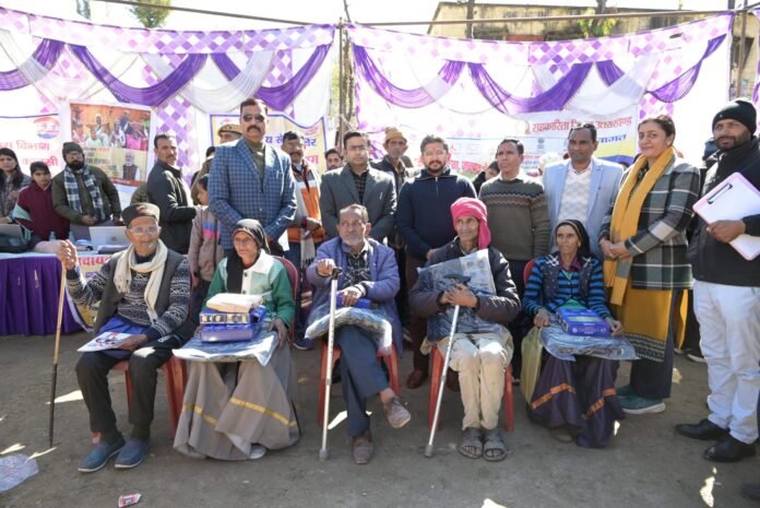 सरकार आपके द्वारः सुदूरवर्ती न्याय पंचायत कोटी में अपर सचिव व सीडीओ ने सुनी जन समस्याएं,