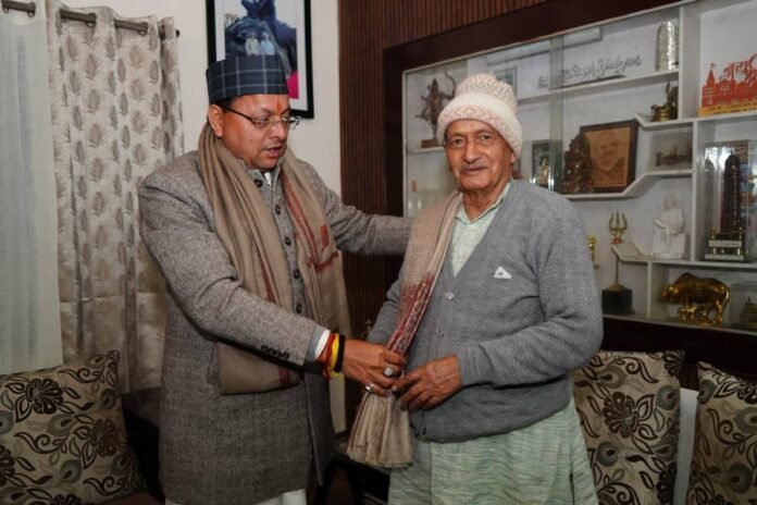 मुख्यमंत्री पुष्कर सिंह धामी ने पद्म भूषण सम्मान हेतु चयनित होने पर भगत सिंह कोश्यारी को उनके आवास पर पहुंच कर दी बधाई