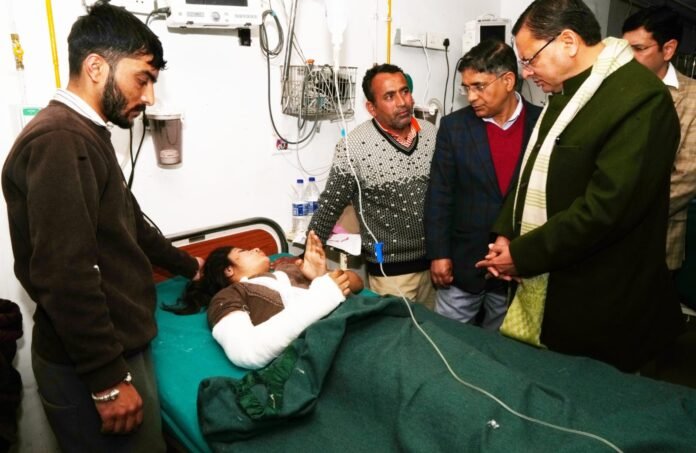 क्वानू–मीनस मोटर मार्ग दुर्घटना में घायल यात्रियों का हाल पूछने दून अस्पताल पहुँचे मुख्यमंत्री धामी