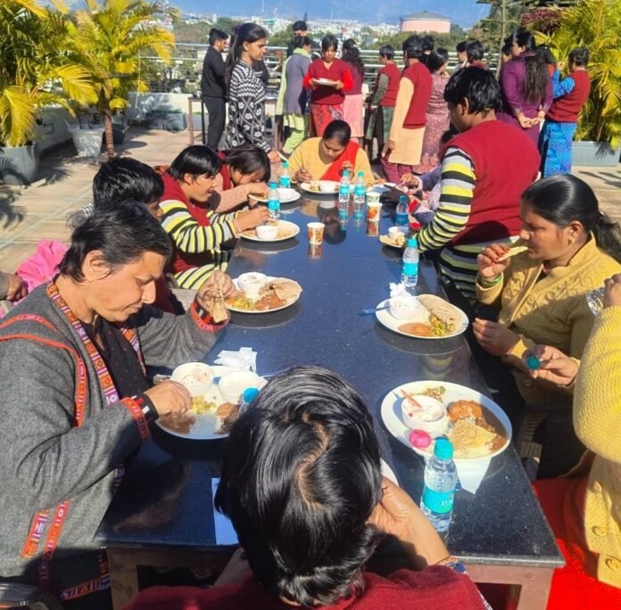 जिलाधिकारी की संवेदनशील पहल नारी निकेतन की संवासिनियों को मिला आत्मीयता व स्नेह का अनुभव