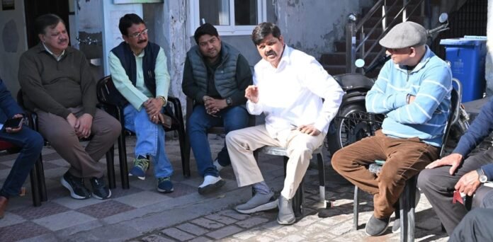 राजभवन घेराव कार्यक्रम की तैयारी हेतु उत्तराखण्ड प्रदेश कांग्रेस कमेटी के अध्यक्ष गणेश गोदियाल की अध्यक्षता में वरिष्ठ कांग्रेसजनों की बैठक