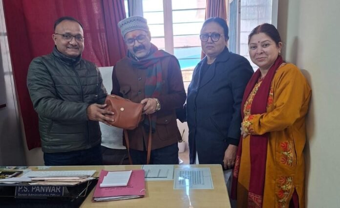 जिला अस्पताल प्रशासन ने पेश की ईमानदारी की मिसाल, महिला का कैश व जेवरात से भरा पर्स लौटाया