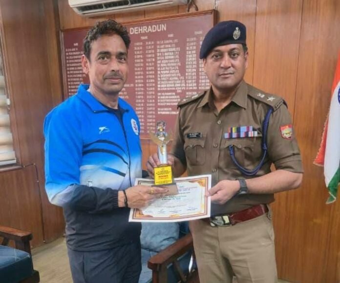 बैडमिंटन प्रतियोगिता में पदक विजेता पुलिस कर्मी ने एसएसपी दून से की शिष्टाचार भेंट