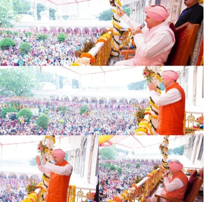 श्री दरबार साहिब में गुरु मंत्र पाकर धन्य धन्य हुई गुरु की प्यारी संगतें