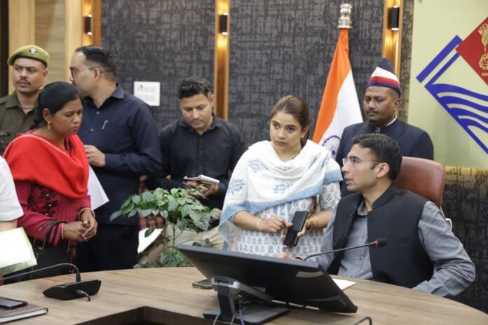 फीस जमा न होने पर स्कूल ने किया परीक्षा से बाधित; डीएम ने प्रोजेक्ट नंदा-सुंनदा से दी विदुषी की फीस