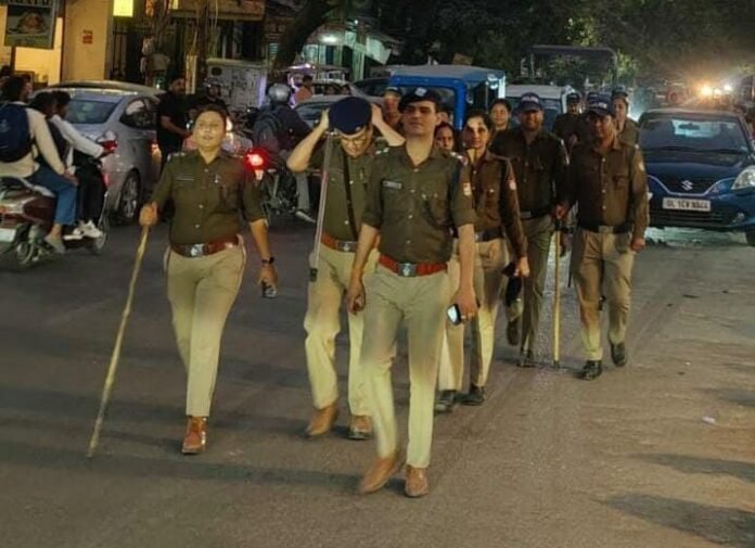 आगामी पर्वो के दौरान शांति एवं कानून व्यवस्था बनाए रखने हेतु एसएसपी दून के निर्देशों पर पुलिस ने किया फ्लैग मार्च