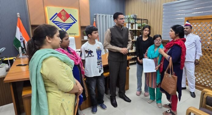 08 वर्षों से लापता पति; 02 दिव्यांग बेटियों सहित 05 बच्चों की जिम्मेदारी तले दबी मीना ठाकुर की पीड़ा हरने आया जिला प्रशासन; सीएसआर फंड से 01 लाख हस्तांतरण