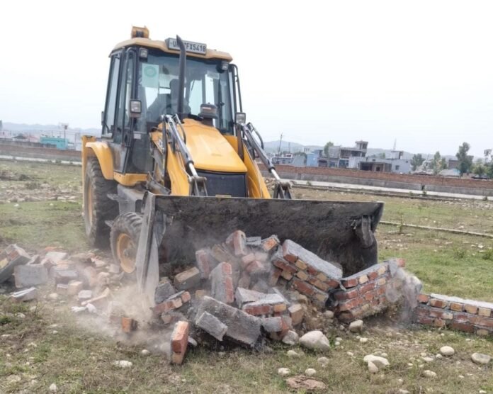 गणेशपुर में 30 बीघा की अवैध प्लॉटिंग पर चला एमडीडीए का बुलडोजर, जेसीबी से ध्वस्तीकरण की कार्रवाई