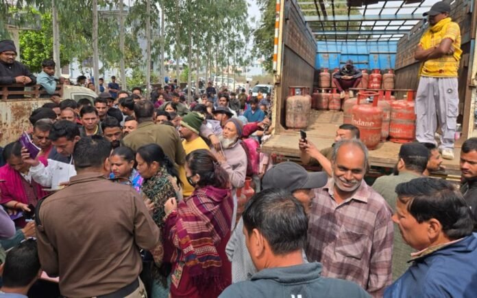 जिला प्रशासन के आदेशों की अहवेलना; गैस एजेंसी के सिलेंडर जब्त, मुकदमा दर्ज