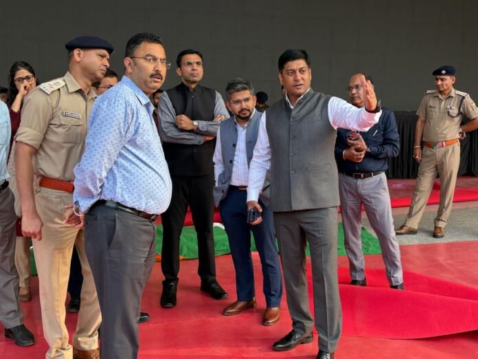 परेड ग्राउंड में प्रस्तावित कार्यक्रम के दृष्टिगत जिलाधिकारी तथा एसएसपी देहरादून द्वारा किया गया कार्यक्रम स्थल का निरीक्षण