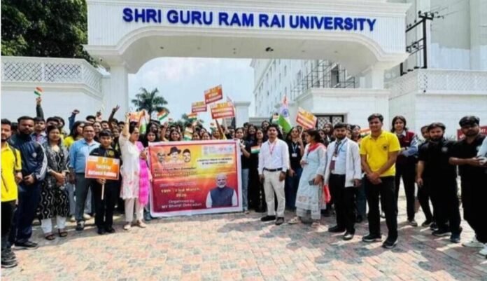 शहीदी दिवस: देहरादून में SGRRU के छात्र-छात्राओं ने निकाली पदयात्रा