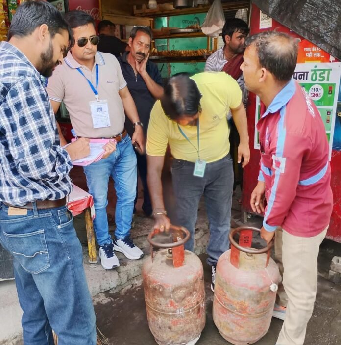 डीएम की क्यूआरटी अलर्ट; घरेलू गैस के व्यावसायिक उपयोग पर 16 सिलेंडर जब्त