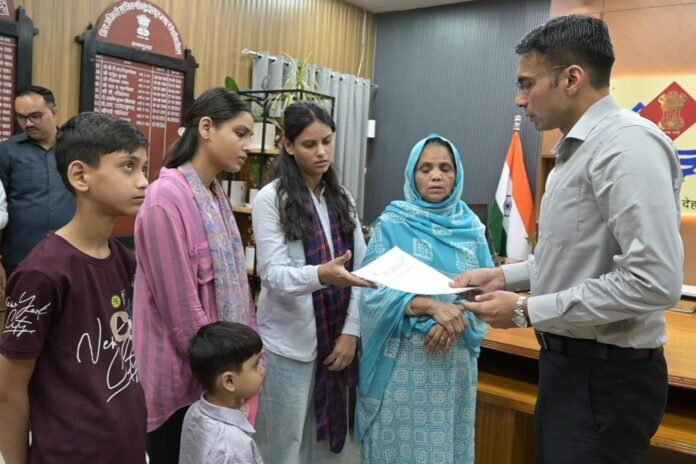 1 बेटी खो चुकी, 1 नन्ही नातिन व 3 अविवाहित बेटियों की असहाय विधवा माता क्षमा का डीएम ने करवाया बैंक ऋण माफ, बैंक से दिलाई नो ड्यूज एनओसी