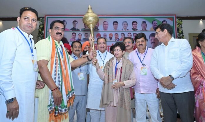 उत्तराखंड प्रदेश प्रभारी कुमारी सेलजाने आगामी चुनावों के लिए पार्टी कार्यकर्ताओं के साथ विभिन्न राजनीतिक, सामाजिक एवं संगठनात्मक मुद्दों पर सार्थक चर्चा करी