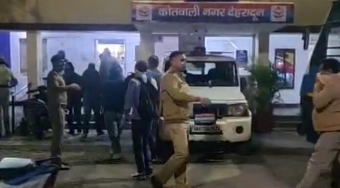 शराबियों की बारात लेकर थाने पहुँची दून पुलिस की बस सेवा