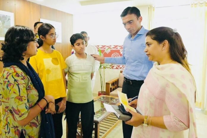 कैंसर पीड़ित विधवा सुनीता को जिला प्रशासन ने दी बड़ी राहत; बेटे को स्कूल में दाखिला, बेटी की शिक्षा ‘नंदा-सुनंदा’ से पुनर्जीवित, रायफल क्लब फंड से 50 हजार रुपये की आर्थिक सहायता