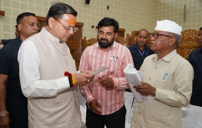 मुख्यमंत्री ने प्रदेश के विभिन्न जनपदों से आए लोगों की समस्याओं को सुना