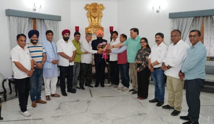 प्रदेश कांग्रेस अध्यक्ष गणेश गोदियाल के नेतृत्व में कांग्रेस जनों के प्रतिनिधिमंडल ने आज राज्यपाल ले.जन. गुरमीत सिंह से मुलाकात कर उन्हें ज्ञापन दिया