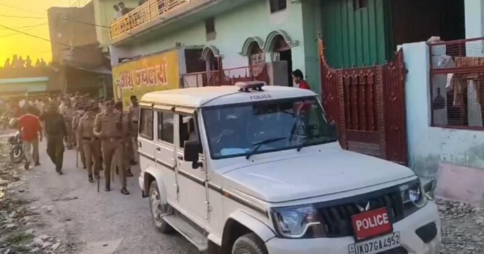 सेलाकुई क्षेत्र में पुलिस द्वारा अर्धसैनिक बलों के साथ किया फ़्लैग मार्च