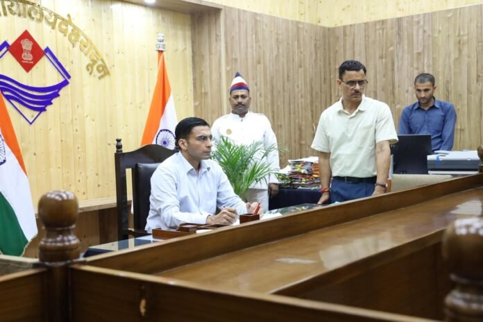एटीएस कॉलोनी में आतंक का पर्याय बने बिल्डर पर जिला मजिस्ट्रेट का बड़ा एक्शन स्वतः संज्ञान लेकर गुंडा एक्ट में बुक कर किया जिला बदर