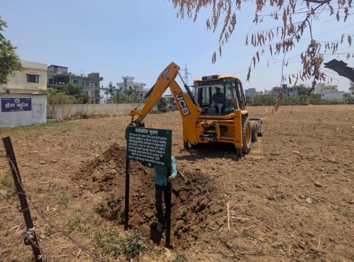 अजबपुर कला में आठ बीघा में की जा रही अवैध प्लॉटिंग पर चला एमडीडीए का बुलडोजर