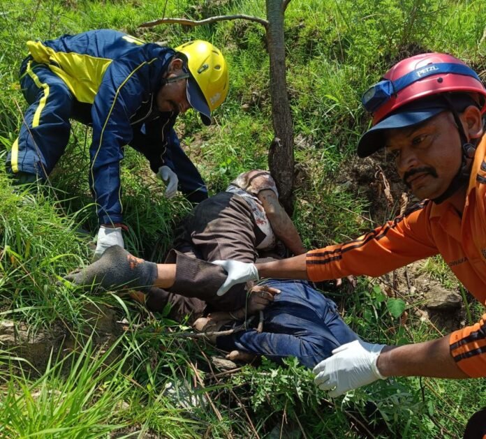 खाई में गिरी कार, तीन व्यक्तियों की मौत 5 घायल SDRF टीम ने चलाया राहत एवं बचाव अभियान
