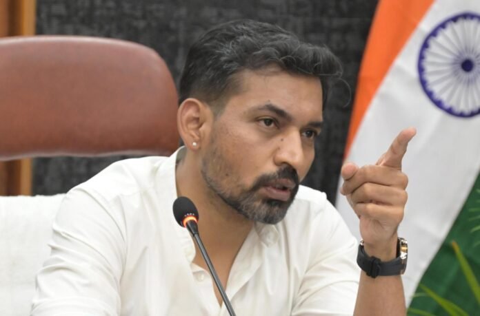 गंगा संरक्षण एवं स्वच्छता कार्यों में लापरवाही बर्दाश्त नहीं, प्रजेंटेशन में ही न ही बल्कि धरातल पर दिखें सकरात्मक परिणामः डीएम