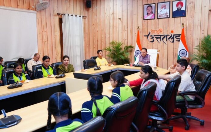 मुख्यमंत्री ने बालिकाओं के साथ प्रधानमंत्री के मन की बात के 134 वें संस्करण को सुना