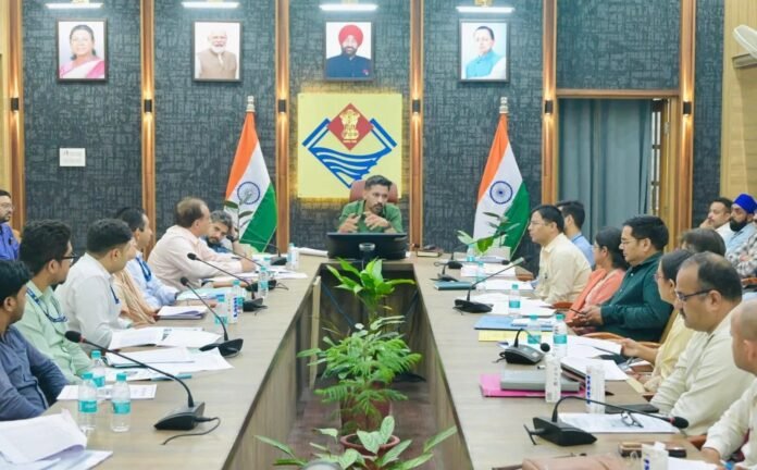 बैंकों की मनमानी पर डीएम सख्तः ‘जनता को परेशान किया तो होगी कार्रवाई, जिले का पैसा जिले के विकास में ही लगेगा’