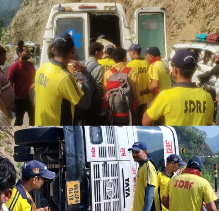 तोताघाटी के समीप चारधाम यात्रा बस दुर्घटनाग्रस्त, SDRF ने चलाया रेस्क्यू ऑपरेशन
