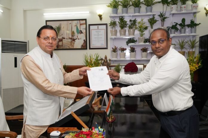 उत्तराखण्ड में विशेष गहन पुनरीक्षण SIR कार्यक्रम के तहत सचिवालय में मुख्यमंत्री पुष्कर सिंह धामी को मुख्य निर्वाचन अधिकारी डॉ. बी.वी. आर. सी. पुरुषोत्तम ने गणना फॉर्म सौंपा