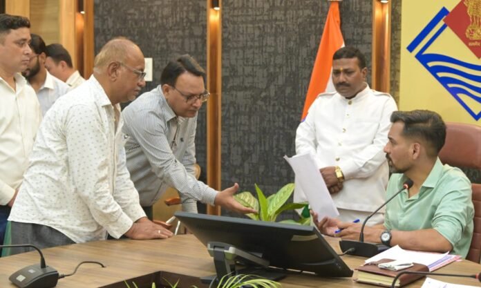समाधान दिवस में डीएम ने सुनीं 194 जन शिकायतें, समयबद्ध निस्तारण के सख्त निर्देश,