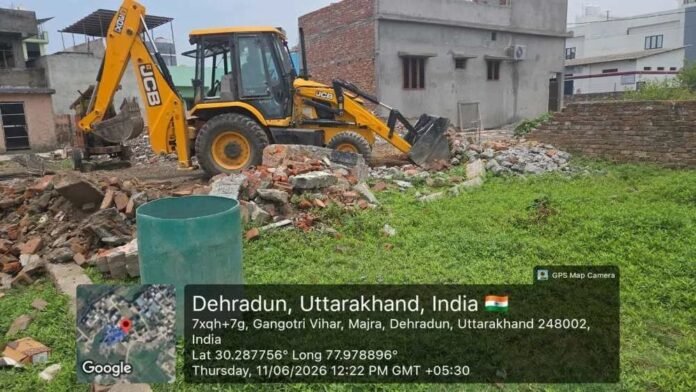 पित्थुवाला खुर्द में अवैध प्लॉटिंग पर चला एमडीडीए का बुलडोजर, लगभग एक बीघा भूमि पर विकसित की जा रही अनधिकृत कॉलोनी ध्वस्त