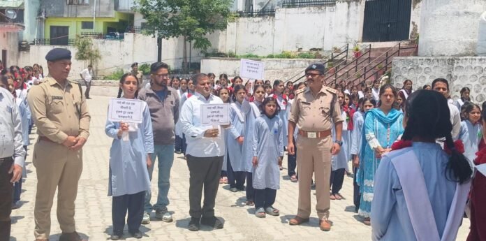 छात्र-छात्राओं के बीच पहुंचकर दून पुलिस ने चलाई जागरूकता की पाठशाला