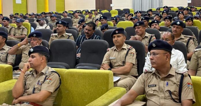 एसएसपी देहरादून के निर्देशों पर उच्चाधिकारियों द्वारा परीक्षा ड्यूटी में नियुक्त अधिकारी/कर्मचारियो को किया ब्रीफ